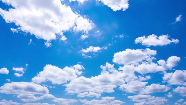 流れる雲　青空のタイムラプスビデオ　夏