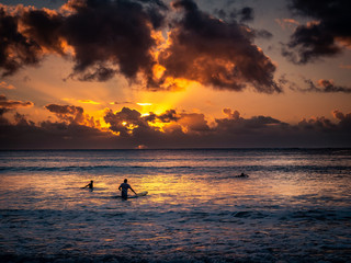 Fototapeta premium Surf et couché de soleil