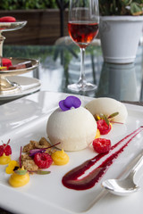 glasses of champagne and strawberries