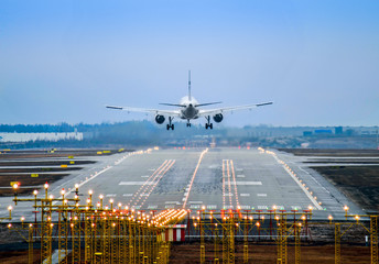 Airplane landing to airport runway
