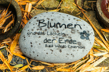 Blumen sind das Lächeln der Erde, Stein, Inschrift