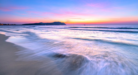 Fototapeta na wymiar Dawn on the beautiful beach with full of purple colors in the sky welcomes the beautiful new day