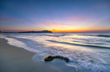 Obraz premium Dawn on the beautiful beach with full of purple colors in the sky welcomes the beautiful new day