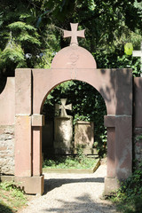 Torbogen auf Friedhof