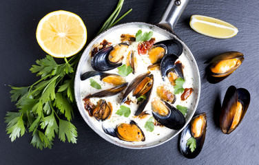 Flat-lay pan with mussels in white sauce