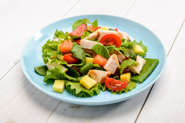 Insalata fresca di pollo e verdure crude