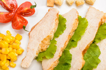 Fette di petto di pollo con verdure, closeup