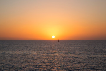 Atardecer con velero