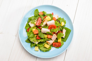 Insalata fresca di pollo e verdure, vista dall'alto