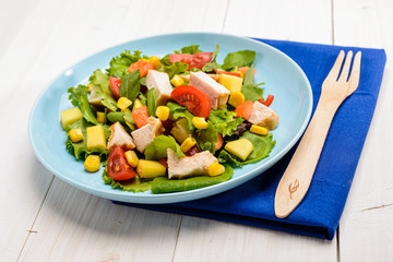 Insalata di pollo e verdure crude, close-up