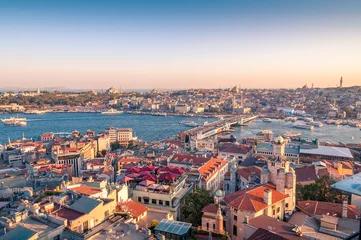 Schöne Aussicht auf den Sonnenuntergang über dem historischen Zentrum von Istanbul mit der Galata-Brücke © Olga K