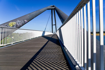 Naklejka premium Fußgängerbrücke in Medienhafen Düsseldorf