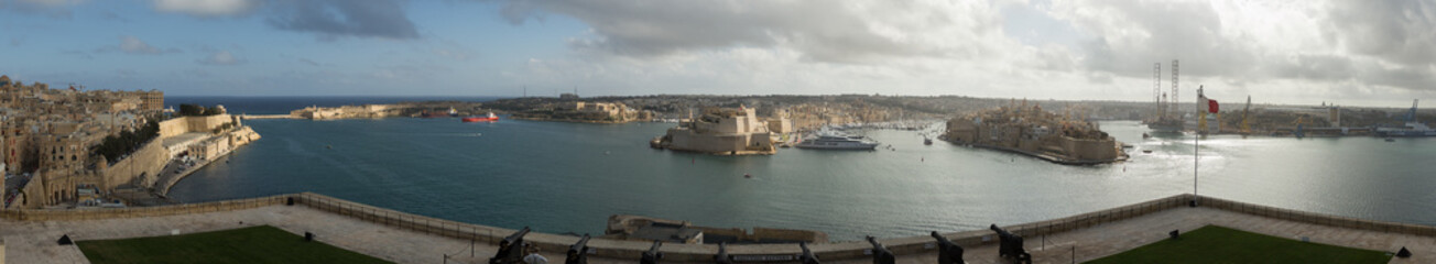 Fototapeta na wymiar panorama of the harbor of Valletta, Malta
