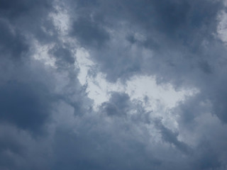 Nubes amenazadoras de tormenta inminente; nubes grises cargadas de agua. Lluvia