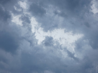 Nubes amenazadoras de tormenta inminente; nubes grises cargadas de agua. Lluvia