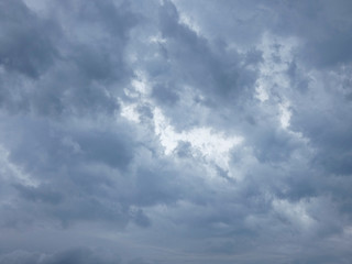 Nubes amenazadoras de tormenta inminente; nubes grises cargadas de agua. Lluvia