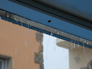 Tormenta de verano, lluvia, gotas de agua de la lluvia, salpicando todo lo que tocan