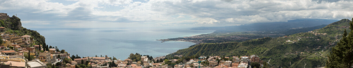 Fototapeta na wymiar view of the town of Taormina in Sicily