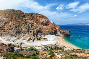 Die verlassenen Schwefelmienen am Strand von Theiorichia auf der Insel Milos, Kykladen, Griechenland