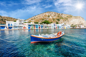 Blick auf das traditionelle Fischerdorf Klima mit den bunten Bootshäusern direkt am Meer, Milos, Kykladen, Griechenland