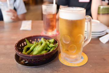 居酒屋でビールと枝豆