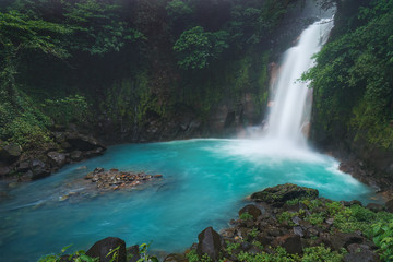 Fototapeta na wymiar Beautiful río celeste waterfall in Costa Rica