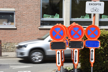 panneaux signaux route routier permis conduire voiture mobilite transport ville environnement interdiction interdit stationnement parking © J-L Flémal - BE