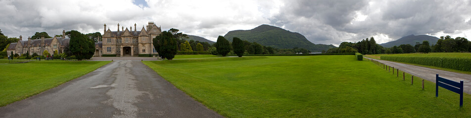 Fototapeta na wymiar Killarny Muckross House Ireland panorama estate