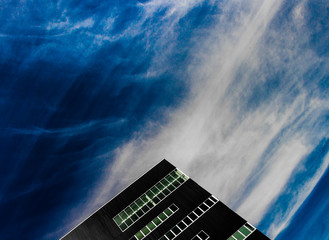immeuble de bureaux avec ciel bleu