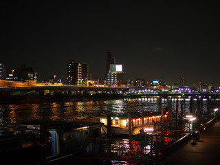 Fototapeta na wymiar 東京の夜景　隅田川の屋形船の夜景