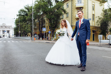 Obraz premium wedding couple in the city, portrait of lovers