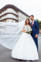 Naklejka premium wedding couple in the city, portrait of lovers