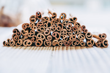 Batons de cannelle empilés