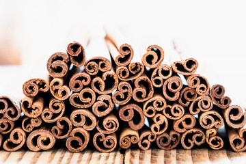 Batons de cannelle empilés