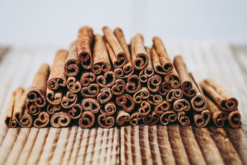Batons de cannelle empilés