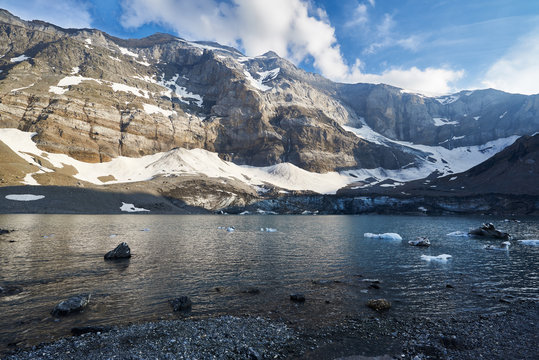 Griesseeli und Clariden im Abendlicht, Eisformationen im Gletscherseeli, Schneefelder, blauer Himmel mit Wolken, Licht und Schatten