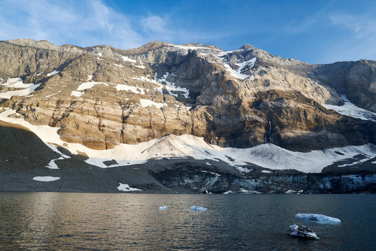Griesseeli und Clariden im Abendlicht, Eisformationen im Gletschersee, Schneefelder, blauer Himmel mit Schleierwolken, Licht und Schatten