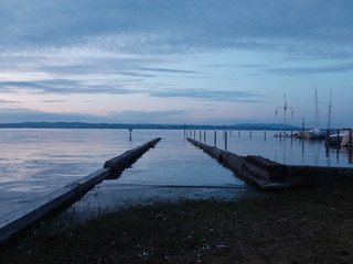 ponton de quai en bois qui rentre dans l'eau le soir bodensee lac de constance