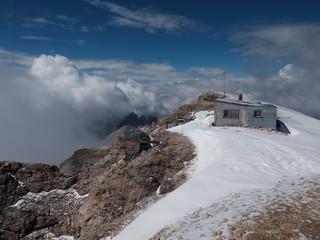 refuge cabane de tôle de haute montagne dans la neige