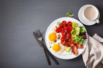 healthy keto diet breakfast: egg, tomatoes, salad leaves and bacon