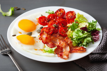 healthy keto diet breakfast: egg, tomatoes, salad leaves and bacon