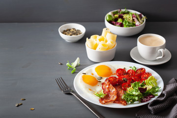 healthy keto diet breakfast: egg, tomatoes, salad leaves and bacon
