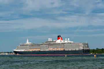 Die Queen Victoria der Cunard Line verläßt am Abend die Kieler Förde zu einer Kreuzfahrt in die...