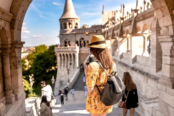 Rolgordijnen Een jonge vrouw geniet van haar reis naar het kasteel van Boedapest © Spectral-Design