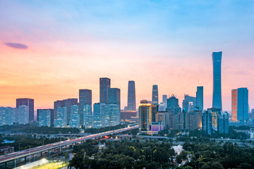 Fototapeta premium Nocny widok na wieżowce w centralnej dzielnicy biznesowej w Pekinie, Chiny
