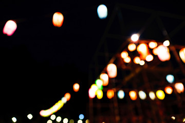 [夏の夕暮れイメージ] 提灯の明かりが郷愁を誘う，ふるさとで盆休みに開かれる盆踊り大会のシーン