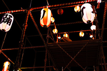 Fototapeta na wymiar [夏の夕暮れイメージ] 提灯の明かりが郷愁を誘う，ふるさとで盆休みに開かれる盆踊り大会のシーン