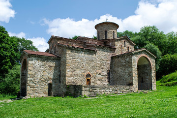 Obraz premium 10th century ancient Christian church, Nizhnearhizy temples, Northern Zelenchuk temple, stone temple among mountains and vegetation