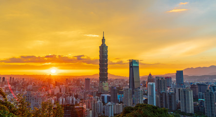 Obraz premium Panoramę miasta Tajpej w zachodzie słońca