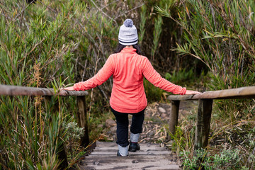 Mujer en caminata en el P&aacute;ramo Nacional de Chingaza, Cundinamarca y Boyac&aacute;-Colombia